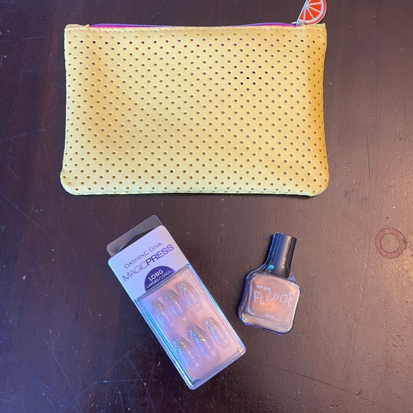 Ipsy make up bag with mail bundle. - Picture 1 of 7